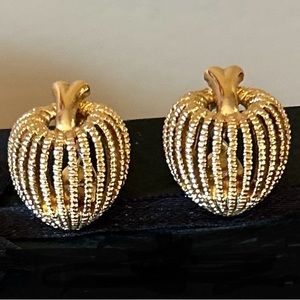 Vintage Monet  Gold-tone Clip-on earrings. Pumpkins